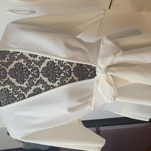 ☀️3 for $25☀White blouse with pretty lace in the front